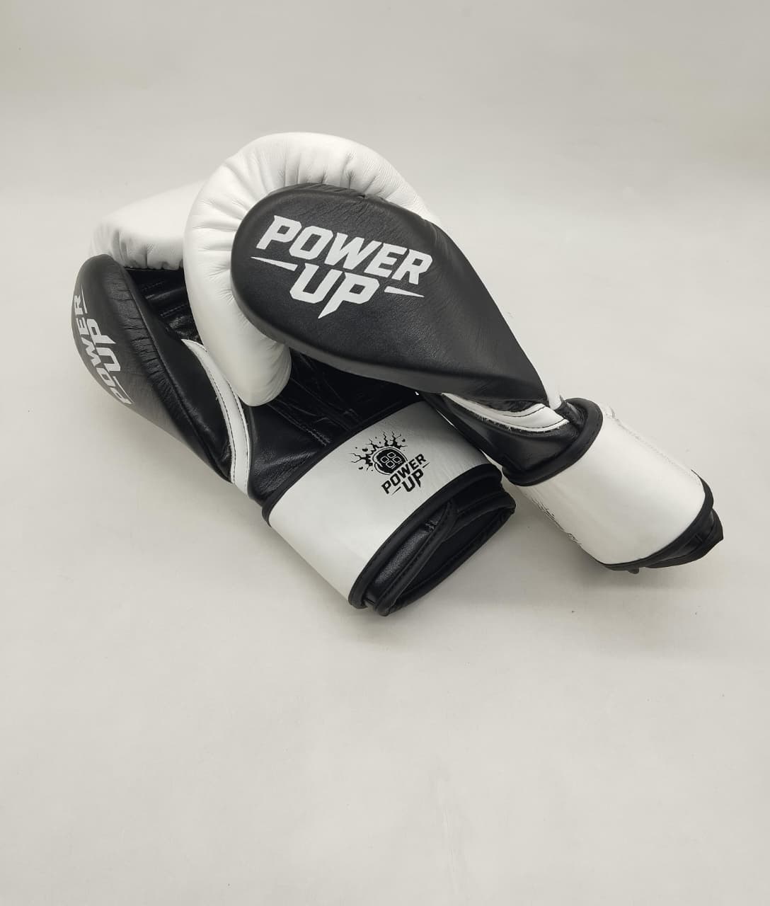 Power Up Gloves reales en color blanco y negro