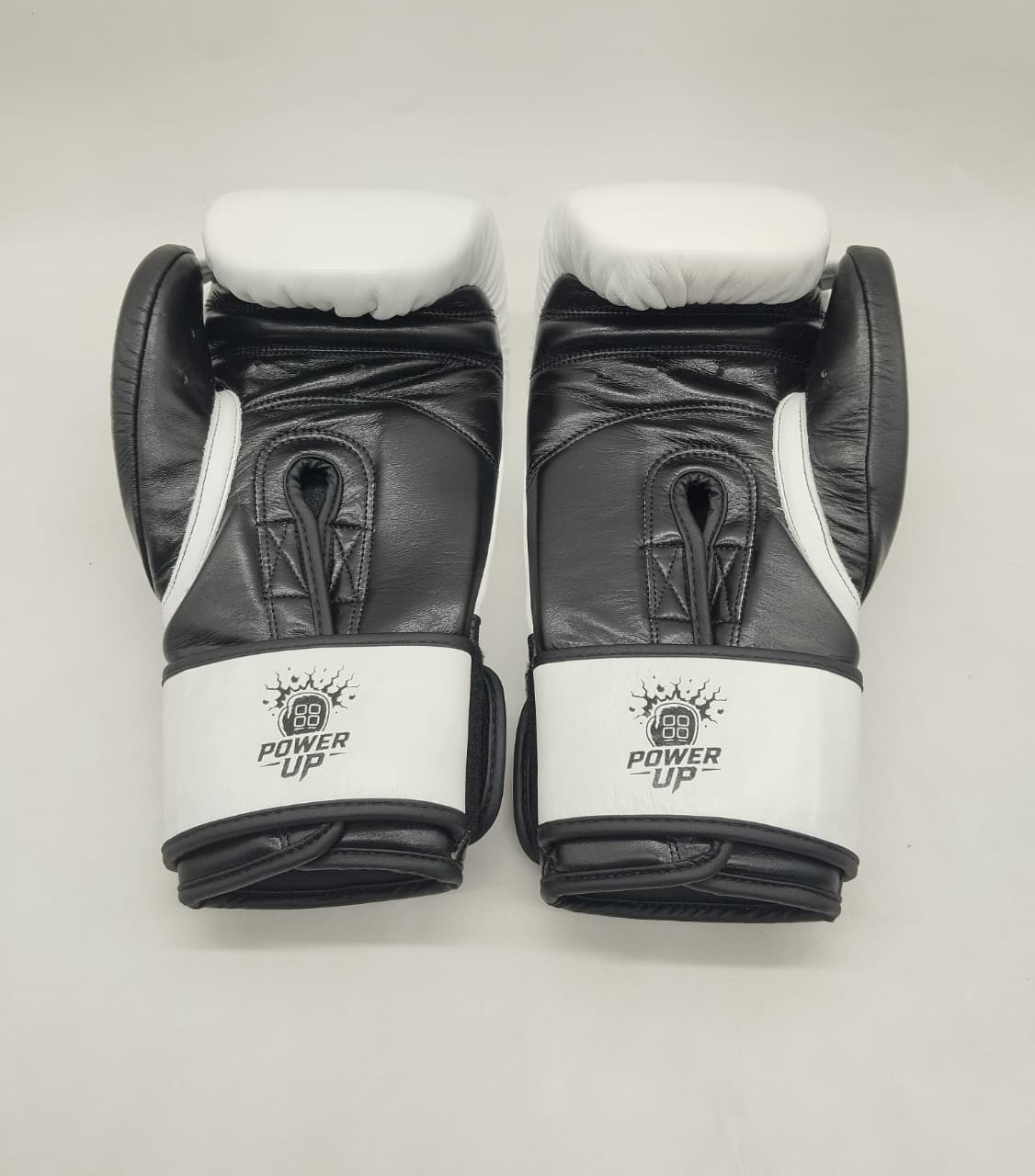 Guantes Power Up Gloves reales vistos desde la cara interior y la muñeca